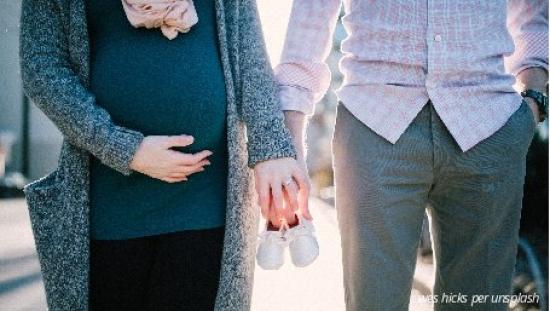 donna incinta passeggia con il compagno (wes hicks per unsplash.com)