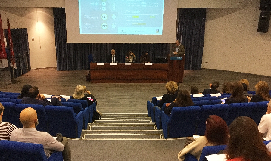 platea dell'auditorium. Sul podio Tiziano Barone, direttore di Veneto Lavoro