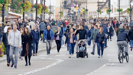 gente a passeggio in città (Foto di icsilviu per pixabay)